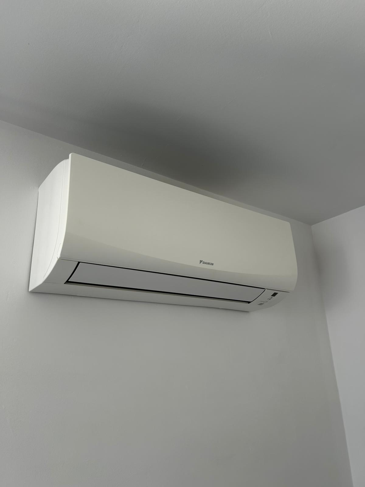 Split de pared instalado en salón de vivienda por Climatizaciones Dalai