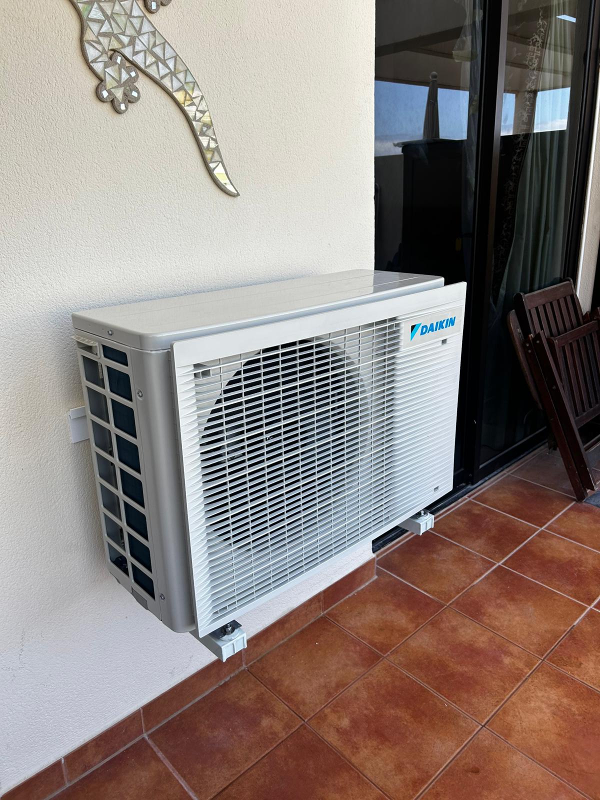 Unidad exterior de aire acondicionado instalada en fachada en Tenerife
